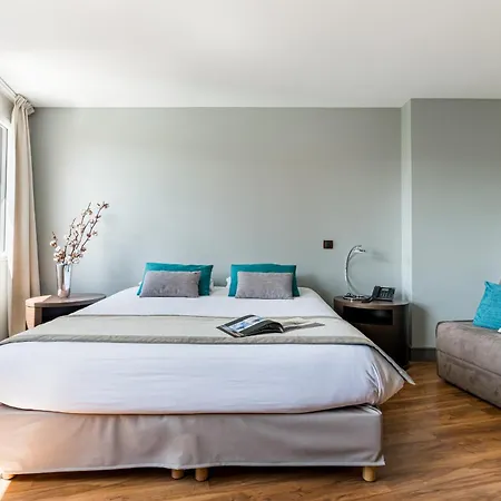 Отель Le Place Neuve 3*