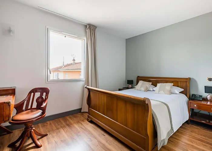 Le Place Neuve 3* Brullioles