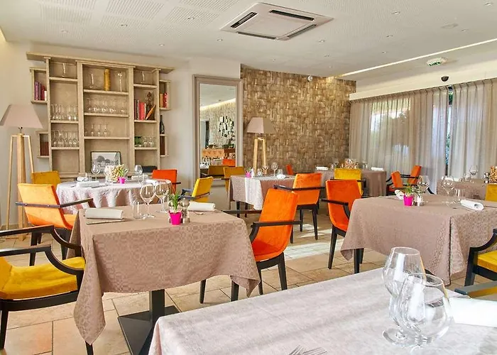Le Place Neuve מלון 3*
