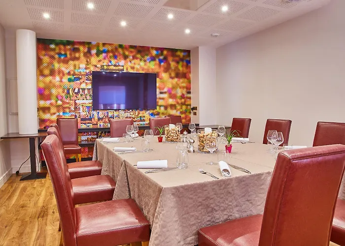 Le Place Neuve מלון