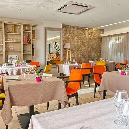 Le Place Neuve מלון 3*
