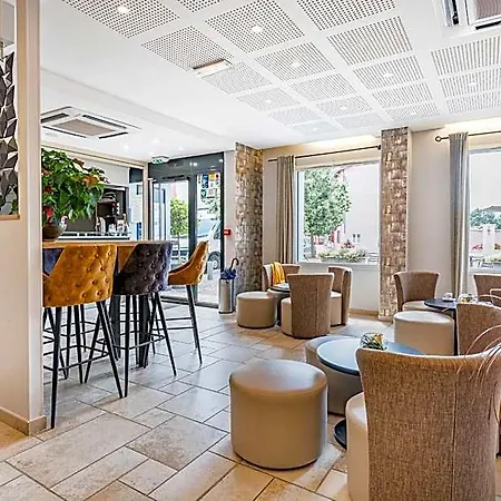 Le Place Neuve Hotel
