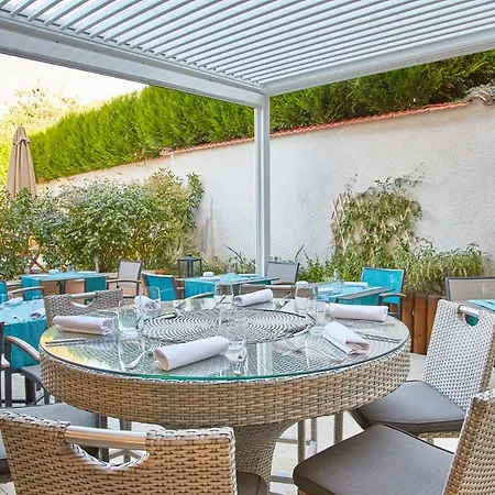 Le Place Neuve מלון